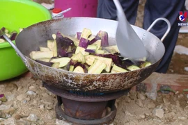 野战“移动厨房”：危难伸援手 善举暖人心