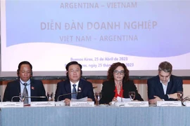 越南国会主席王廷惠出席越阿企业论坛