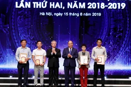越南政府总理阮春富出席第二届“媒体与反腐败、反浪费斗争全国新闻奖”颁奖仪式（组图）