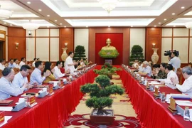 面向越共十三大：中央政治局同河内市委常委会举行工作座谈会