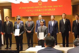承天顺化省人民委员会主席阮文方与日本奈良县知事山下真交换合作备忘录。图自越通社