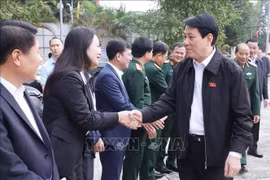 越南国家主席梁强会见清化省常春县选民。图自越通社