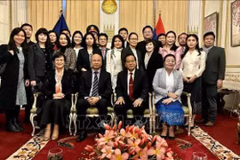 越南和老挝驻法国外交使团成员合影。图自越通社