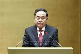 越共中央政治局委员、越南国会主席陈青敏发表题为《破除体制机制瓶颈》的演讲。