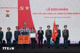 Viettel航空航天研究院荣获人民武装力量英雄称号。图自越通社
