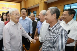 越共中央总书记、国家主席阮富仲在河内开展选民接待活动 （组图）