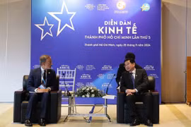 胡志明市人民委员会副主席杨玉海会见葡萄牙波尔图市副市长里卡多·瓦伦特。图自越通社