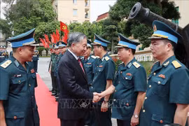国家主席苏林与防空空军军种司令部领导。图自越通社