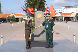越南边防部队政治副主任阮青海大校与柬埔寨国防部边防局局长、副总参谋长Tien Sophonrnvong中将。图自越通社