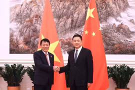 越共中央政治局委员、中央公安党委书记、公安部部长梁三光上将与中国国务委员、公安部部长王小洪。图自越通社