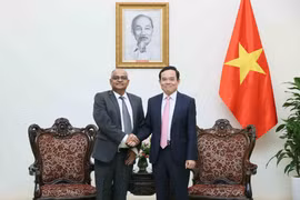 越南政府副总理陈流光会见亚洲开发银行驻越南首席代表尚塔努·查克拉博蒂。图自越通社