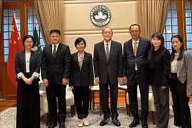 越南驻香港和澳门总领事黎德幸（左）与中国澳门特别行政区行政长官贺一诚和代表们合影。图自越通社