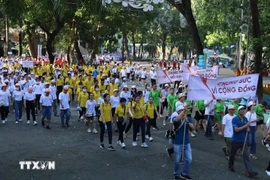 超过5000人步行响应2023年“致力于橙剂/二恶英受害者行动月”的活动。图自越通社