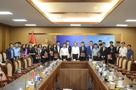 教育培训部副部长范玉赏会见参赛学生代表团。图自vtv.vn