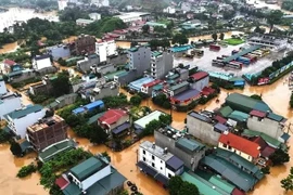 河江市从6月9日夜间至6月10日下午连日遭遇强降雨，整个城市被大雨淹没。。图自越通社