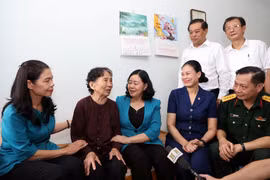 河内市委书记裴氏明怀走访慰问越南英雄母亲。图自互联网