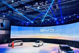 18日上午，新能源汽车品牌比亚迪（BYD）在越南市场推出海豹（BYD SEAL）、海豚（BYD DOLPHIN）、元PLUS（BYD ATTO 3）等三款车型。图自《信息报》