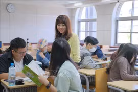 阮氏莲香与学生们。图自越通社