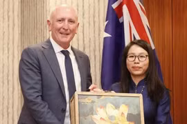 越南驻西澳大利亚州和澳大利亚北领地总领事阮青河向西澳大利亚州紧急服务部长斯蒂芬·道森赠送纪念品。图自越通社