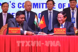 平定省领导与印度驻胡志明市总领事签署合作谅解备忘录。图自越通社