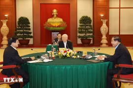 2021年9月26日，越共中央总书记阮富仲与柬埔寨首相、柬埔寨人民党主席洪森及老挝人民革命党中央委员会总书记、国家主席通伦·西苏里出席越南—柬埔寨—老挝三国高层领导人会晤。图自越通社