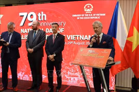 捷克参议院议长米洛斯·维斯特奇尔发表讲话。图自越通社