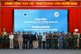 各位代表、教师和学院合影。图自chinhsachcuocsong.vnanet.vn