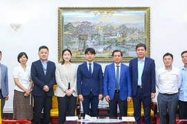 越南劳动荣军与社会部副部长阮伯欢会见日本国际协力机构（JICA）驻越南副首席代表久保佳友。图自nhandan.vn