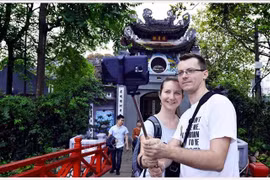 外国游客参观河内玉山寺。图自越通社