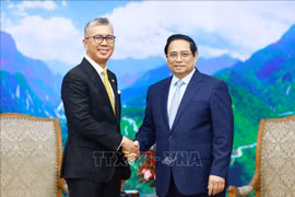 政府总理范明政会见马来西亚投资、贸易和工业部长扎夫鲁·阿卜杜勒·阿齐兹。图自越通社