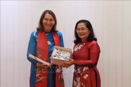 胡志明市市委副书记、人民议会主席阮氏丽与澳大利亚联邦议会参议长苏·莱恩斯。图自越通社