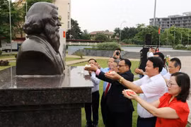 代表们向伟大诗人泰戈尔雕像敬献鲜花。图自越通社