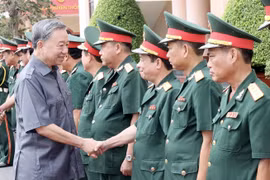 国家主席苏林与第25工兵旅干部战士们。图自越通社