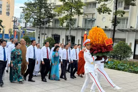 胡志明市领导代表团来到胡志明主席塑像公园敬献鲜花，缅怀胡伯伯。图自越通社