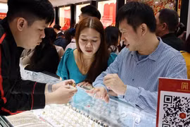 越南国家银行已指示各省市分行密切关注当地黄金市场形势和黄金卖点情况，若有排队购金情况要及时上报。图自越通社