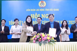 北江省劳动联合会领导与HOGI集团国际贸易股份公司签署工会会员和员工福利计划合作协议。图自越通社