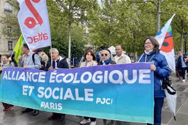 5月4日，200多名法国友人和旅法越南人在巴黎共和广场举行游行，向陈素娥女士起诉案中的陈素娥女士和越南橙剂受害者表示声援。图自越通社 ​