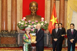 越共中央总书记、国家主席阮富仲亲切会见优秀学生、大学生代表