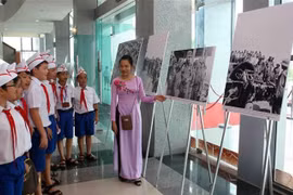 有关古巴领袖菲德尔·卡斯特罗访问越南解放区的图片展在广治省开展