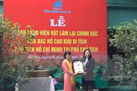 10号制衣总公司成功复制胡志明主席10套咔叽衣服