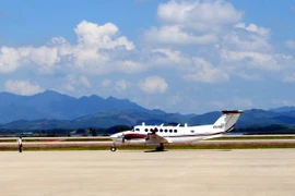 广宁省云屯国际航空港迎接首架飞机