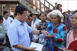 越南党和政府一直关注越裔柬埔寨人和柬埔寨穷人