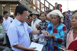 越南党和政府一直关注越裔柬埔寨人和柬埔寨穷人