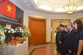  越南驻外大使馆为陈大光主席举行吊唁仪式 东盟秘书处下半旗致哀