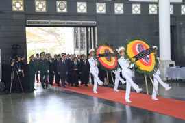 1500支国内外代表团前来吊唁国家主席陈大光