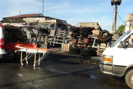 越南平福省一辆油罐车着火致6人死亡15间房屋烧毁 