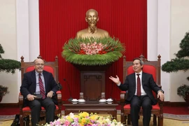 越共中央经济部部长阮文平会见国际货币基金组织代表团