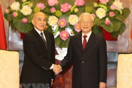 越共中央总书记、国家主席阮富仲会见柬埔寨王国国王诺罗敦·西哈莫尼