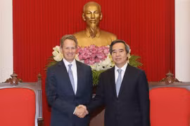 越共中央经济部部长阮文平会见澳大利亚和美国客人