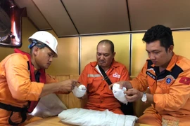 庆和省芽庄市成功将一名外籍受伤船员安全送岸就诊